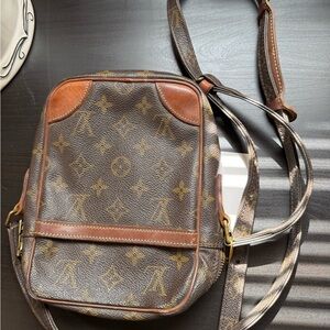 Very Good Preloved Condition Authentic LV Monogram Shoulder Bag